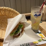 フレッシュネスバーガー - 料理写真:レモンたっぷり。