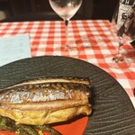 ヌアージュ - ローストしたノルウェー鯖。下にはマッシュされたポテトが。