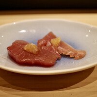 不動前 すし 岩澤 - 漬け鰹 玉葱醤油