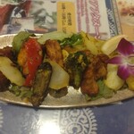 マハトマ - バーベキュープレート。具材はそのまま食べたり、ビリヤニに混ぜたりしていただく。