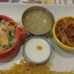 マハトマ - セットの添え物。サラダとスープと辛い野菜炒めとヨーグルト。