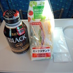 キヨスク - 料理写真:ミックスサンド220円、コーヒー140円(2014.10.23)