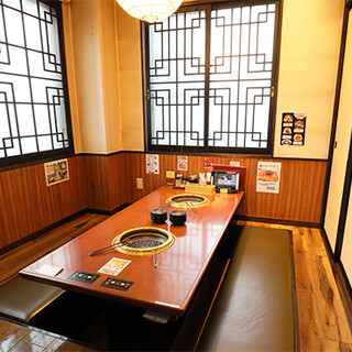 和やかで居心地の良い雰囲気の空間にテーブル席・座敷を完備