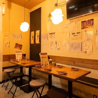 お席はカウンターとテーブル席がございます