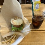 ザ フェイス カフェ - アボカドバーガー＋アイスコーヒー！