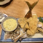 魚ト肴いとおかし - 骨も全て食べられる活鯵フライ（身はレア）