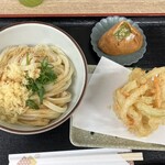 讃岐うどん 丸樹 - 料理写真:醤油うどん＋かき揚げ＋五目いなりで940円