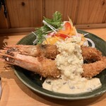 鯖乃家 - 海老フライ頼んだら出て来たのコレ
      有頭海老が出てくるとは思わんかった。　
      モチロン見た目を裏切らない美味しさ　コレはあれば絶対頼んだほーがえーよ