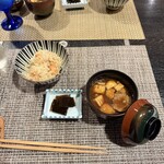 すずきの - 鮭炊き込み、なめこ汁