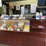 献上そば 羽根屋 - レジカウンター付近の持ち帰り用商品