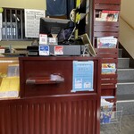 献上そば 羽根屋 - レジカウンターの様子