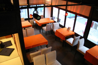 Odekakebiyori - 2階テーブル席　三条通を見下ろしながら、ゆったり。