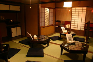 Odekakebiyori - お座敷席　六角のコレクションテーブルも見ものです。時には、横になるお客様も。