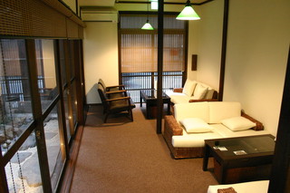 Odekakebiyori - 坪庭の見えるソファー席　カップルや女性に大人気。当店で一番のゆったりスポットです。