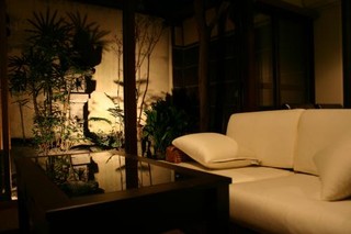 Odekakebiyori - 夜は坪庭もライトアップ。