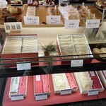 和菓子司 なぎら長春堂 - ガラスケースの様子