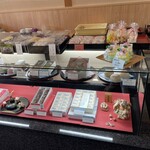 和菓子司 なぎら長春堂 - 店舗ガラスケースの様子