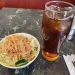 ロイヤルケバブ ナンカレー - サラダとウーロン茶