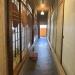 はねやま - 扉をあけると奥にトイレ　左側に