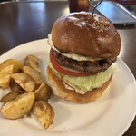 324109388 - ランチバーガー、エッグ、チリ入り