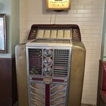 324109422 - ジュークボックス、動いていないと思われる