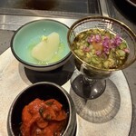 北海道焼肉 北うし - もずく　海老といちごキムチ　カブ