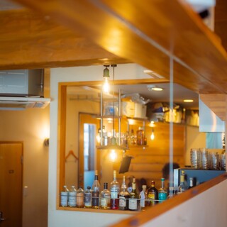 木の温もり溢れる店内は、カフェのような長居したくなる空間