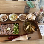 イカ恋食堂 ごはん亭 - 料理写真:イカ恋重　塩辛と温玉はセルフサービス