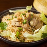 wa-fu-ya なかなか - 鶏肉ゴロゴロガーリックライス　モチモチした食感のガーリックライスに鶏肉がゴロゴロ入った贅沢ごはんです。