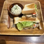 自家焙煎珈琲みじんこ - レモンチキンとブラックオリーブソースのサンドイッチ