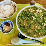 レストハウス 希望館 - 特製肉味噌麺（1100円）とライス（300円）