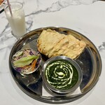 Asian N Restaurant & Bar Guruka Kitchen - チーズナンセット カレーホウレンソウチキンとチーズナンは明太子変更