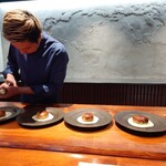 馳走西健一 - 魚のパイ包み焼きの仕上げ