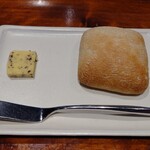 馳走西健一 - パンとボチェッリさんの海藻入りバタ