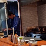 馳走西健一 - 鰆の皮目を炭火で炙る