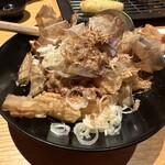 山形蕎麦と串揚げのお店 焔蔵 ATALATA店 - 三角油揚げ納豆ぶっかけ焼き800円