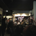 高田馬場日本酒研究所 - ジャンケンで新政のグッズをゲット、皆さん真剣です（笑）　(2014/10)