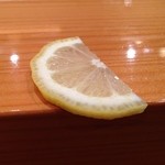 天寿し - 最後に手拭きのレモン