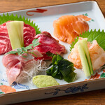 本日のお造り5点盛合わせ（旨味醤油と煎り酒）