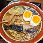大黒ラーメン - ラーメンにメンマ半熟卵焦がしニンニクトッピング！
