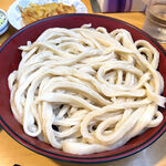 手打うどん 松屋 - 太くて如何にも武蔵野うどんといった見た目。