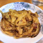 手打うどん 松屋 - この日の天ぷらは、玉ねぎ、人参、ゴボウとあったので、玉ねぎを貰いました。