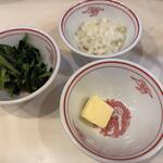 蒙古タンメン中本 - トッピングは別皿で注文しました