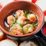 イタリアンバールRAKUDAYA - エビのアヒージョーバゲット２個付きー980円