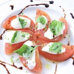 イタリアンバールRAKUDAYA - トマトとモッツァレラのカプレーゼ☆840円