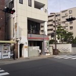 沖縄ごはん くくるやー - 左端の細い入り口から入って階段を上ったところ