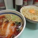 飛天 - タンタンつけ麺に　チャーシュートッピング、山椒フォーーー