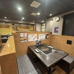 味乃家 - 店内の様子（テーブル席）