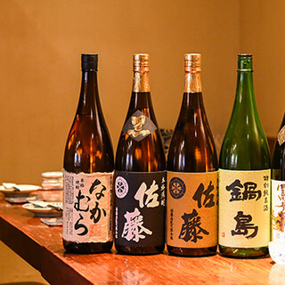 選りすぐりの日本酒や焼酎など、こだわりの一杯に舌鼓を打つ