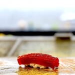 鮨 難波 - マグロ赤身。 今回はめずらしく県外産。 富山ではメジマグロがよく出されます。 きれいなねっとり感とわずかな酸味と鉄の香りに満たされます。